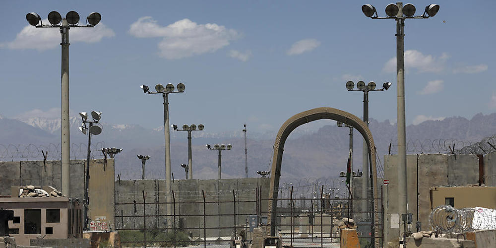 Das Tor des Luftwaffenstützpunktes Bagram. Nach fast 20 Jahren haben US-Soldaten und Koalitionstruppen die Luftwaffenbasis Bagram in Afghanistan verlassen. Foto: Rahmat Gul/AP/dpa