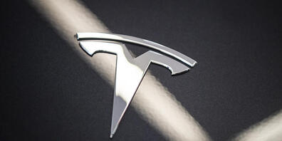 Ein frisch ausgeliefertes neues Tesla-Topmodell "S Plaid" ist in Flammen aufgegangen. Der Fahrer konnte sich nur unter Einsatz von Gewalt aus dem brennenden Fahrzeug retten, weil das Türschloss blockierte. (Archivbild)