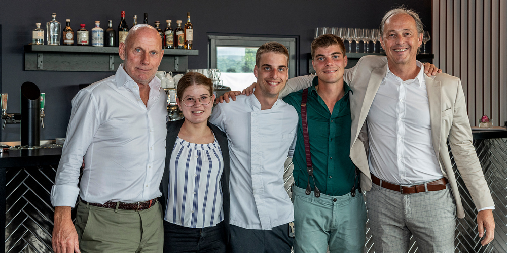 Die beiden Co-Präsidenten Kristofer Roelli (links) und Christian Hohl (rechts) umrahmen das neue Intermezzo-Team mit Stefanie Ebneter (Aushilfe), Lukas Fuster (Küche) und Andreas Fuster (Gastgeber).