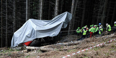 ARCHIV - Einsatzkräfte des Bergrettungsdienstes arbeiten nach dem Absturz einer Seilbahngondel in Norditalien an der Unfallstelle. Die Justiz ermittelt in der Zwischenzeit gegen 14 Menschen. Foto: Piero Cruciatti/LaPresse via ZUMA Press/dpa