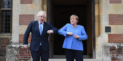dpatopbilder - Großbritanniens Premierminister Boris Johnson begrüßt Bundeskanzlerin Angela Merkel vor ihrem bilateralen Treffen in Chequers, dem Landhaus des Premierministers. Foto: Stefan Rousseau/PA Wire/dpa