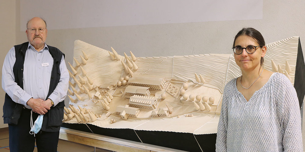 Hobby-Modellbauer Peter Aebi und Historikerin Karin Fuchs präsentieren das Modell «Altes Bad Fideris».