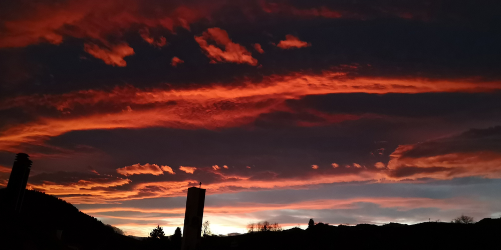 Blutroter Himmel über Nuolen. (Foto: Franz Feldmann)