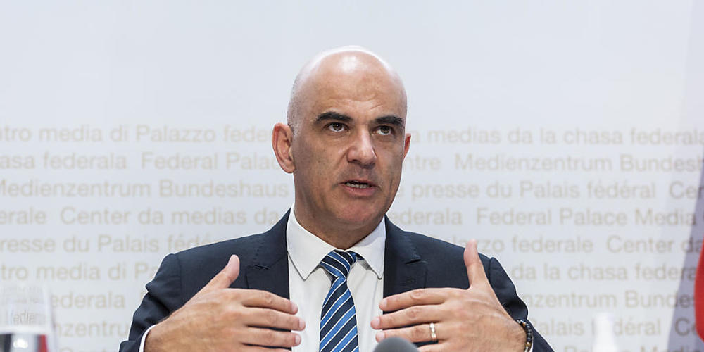 Bundesrat Alain Berset sieht Handlungsbedarf angesichts der Tatsache, dass sich Teile des Personals in Altersheimen und bei der Spitex nicht impfen lassen will. (Archivbild)