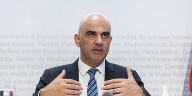 Bundesrat Alain Berset sieht Handlungsbedarf angesichts der Tatsache, dass sich Teile des Personals in Altersheimen und bei der Spitex nicht impfen lassen will. (Archivbild)