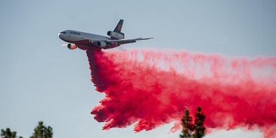 Ein DC-10 Tankflugzeug wirft Löschmittel ab, um die Ausbreitung des Salt Fire in der Nähe von Lakehead im Shasta County zu begrenzen. In Kalifornien verschärfte heißes und trockenes Wetter die Feuerlage. Im Norden brannten drei größere Feuer, die ...