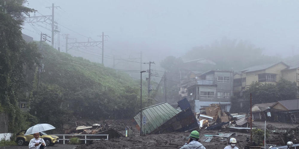 HANDOUT - Eine Straße ist nach starkem Regen mit Schlamm, Geröll und Trümmern bedeckt. Foto: Satoru Watanabe/AP/dpa - ACHTUNG: Nur zur redaktionellen Verwendung und nur mit vollständiger Nennung des vorstehenden Credits