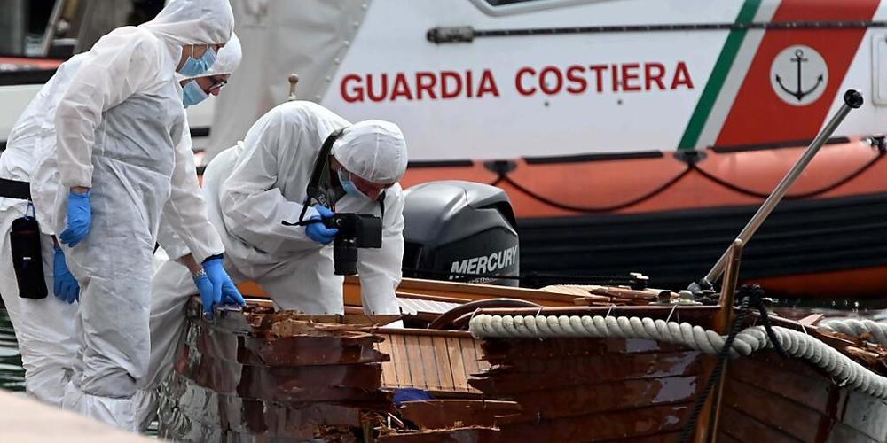 ARCHIV - Italienische Forensiker begutachten den Schaden an einem Boot. Foto: Gabriele Strada/AP/dpa