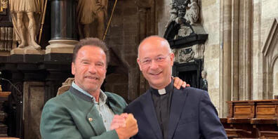 HANDOUT - Arnold Schwarzenegger (l) mit Dompfarrer Toni Faber im Stephansdom. Foto: David Hojsak/APA/dpa - ACHTUNG: Nur zur redaktionellen Verwendung im Zusammenhang mit der aktuellen Berichterstattung und nur mit vollständiger Nennung des vorsteh...