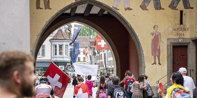 Rund 50 Personen versammelten sich zu einer unbewilligten Demonstration gegen die Corona-Massnahmen in der Altstadt von Aarau.