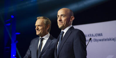 Bei einem Konvent der Partei «Bürgerplattform» wurde Tusk (l.) einstimmig zum Vize-Parteichef gewählt, der kommissarisch auch die Funktion des Vorsitzenden übernimmt. Foto: Aleksander Kalka/ZUMA Wire/dpa
