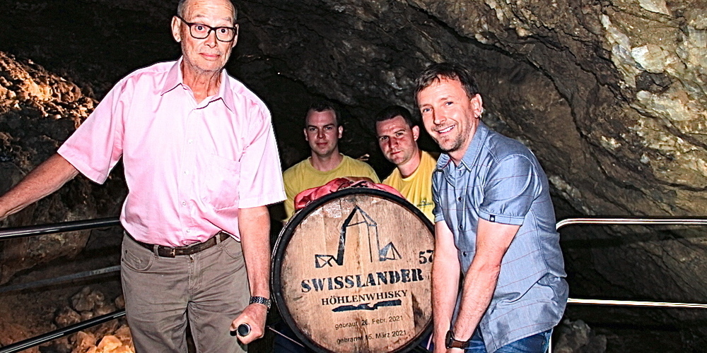 Ein Fass mit Swissländer-Whisky wurde von Vertretern von Sonnenbräu  und der Kristallhöhle eingelagert