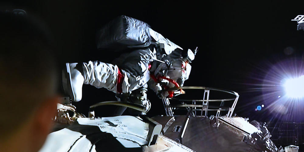 Die beiden Astronauten Liu Boming und Tang verlassen in ihren Raumanzügen die Station. Foto: Sheldon cooper/SOPA Images via ZUMA Wire/dpa
