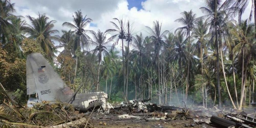 HANDOUT - Überreste des philippinischen Militärflugzeugs C-130, das in der Stadt Patikul in der Provinz Jolo im Süden der Philippinen abgestürzt ist. Foto: Joint Task Force - Sulu/AP/dpa - ACHTUNG: Nur zur redaktionellen Verwendung und nur mit vol...