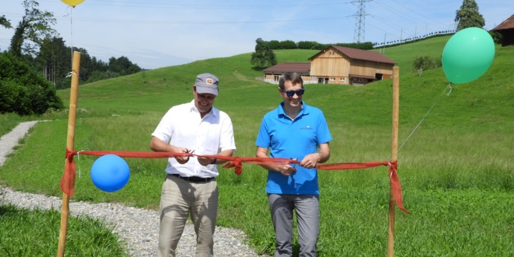Gemeindepräsident Peter Hüppi (r.) und der CEO der JMS-Gruppe Martin Jud schnitten das rote Band vom neuen Rundweg in Gommiswald durch.