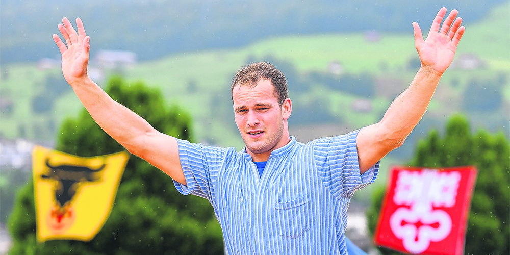 Joel Ambühl gewinnt das 114. Innerschweizer Schwing- und Älplerfest in Ibach (Bild: Albert René Kolb)