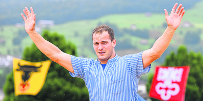 Joel Ambühl gewinnt das 114. Innerschweizer Schwing- und Älplerfest in Ibach (Bild: Albert René Kolb)