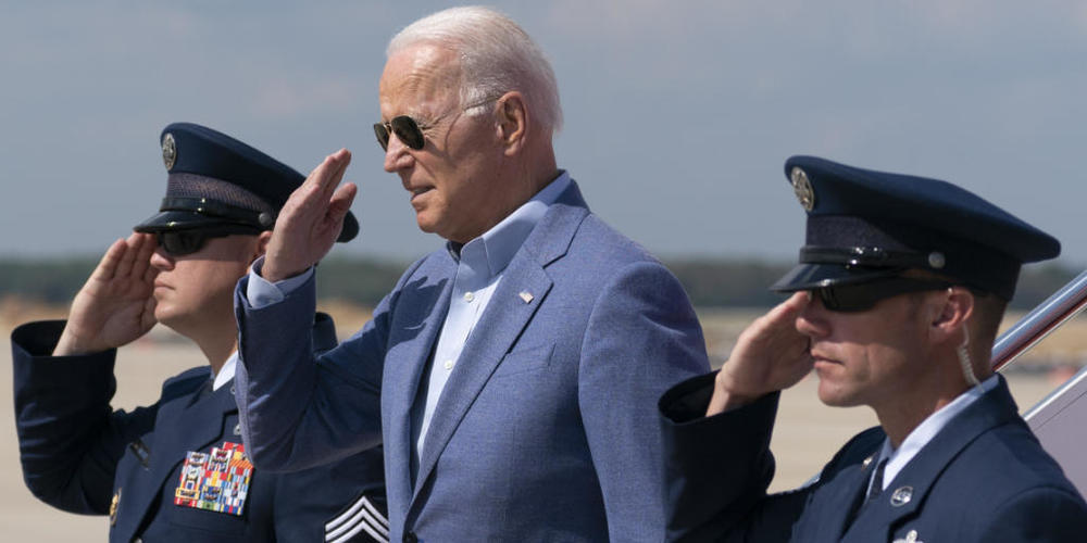 Joe Biden (M), Präsident der USA, beim Verlassen der Air Force One. Foto: Alex Brandon/AP/dpa