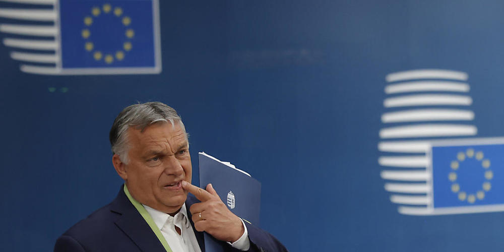 Viktor Orban, Ministerpräsident von Ungarn, verlässt nach dem Gipfel der EU-Staats- und Regierungschefs das Europagebäude. Foto: Olivier Matthys/Pool AP/dpa