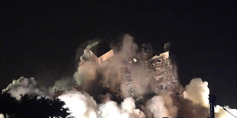 dpatopbilder - Die beschädigte Reststruktur des Champlain Towers South Condo Gebäudes stürzt ein. Die Gebäudereste des in Miami teilweise eingestürzten Wohnkomplexes sind am späten Sonntagabend (Ortszeit) kontrolliert gesprengt worden. Foto: Lynne...
