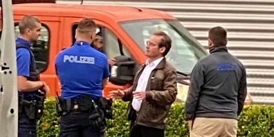 Wegen dem Stau: Gemeindepräsident Félix Brunschwiler im Gespräch mit der Polizei.