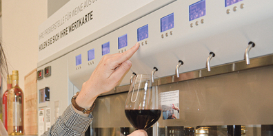 Perfekt temperierte Weine aus dem Oenomaten können die Besucherinnen und Besucher geniessen. 