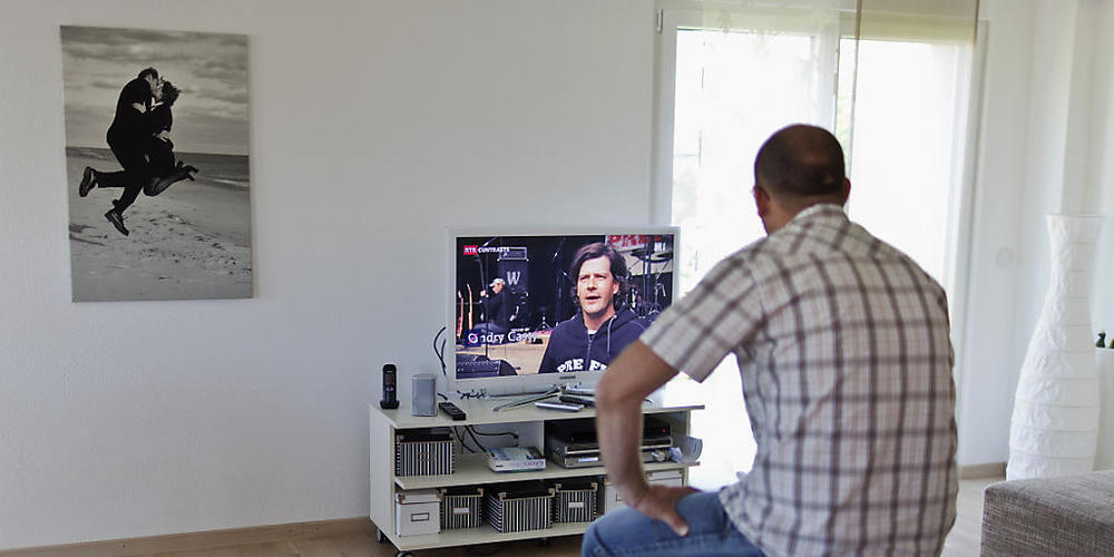 Der Fernseh-Konsum in der Schweiz stieg letztes Jahr um acht Minuten pro Person und Pro Tag.