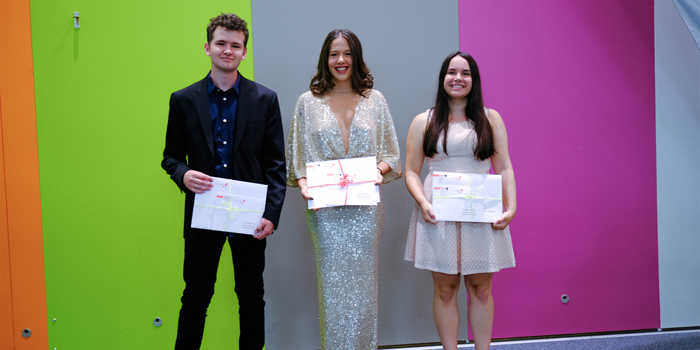 Anna Picard (Mitte, Rang 1), flankiert von Tristan Koning und Fabienne Brunner (Rang 2), bei der Übergabe der Urkunde für die besten Maturaarbeiten 2021.