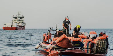 HANDOUT - Das Schiff  «Ocean Viking» (hinten) der privaten Organisation SOS Mediterranée sucht nach einem sicheren Hafen zum Anlegen. An Bord seien mehr als 570 geretteten Bootsmigranten, teilte die Organisation am Dienstag mit. Etwas mehr als 180...