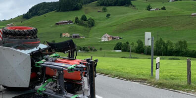 Unfall mit Traktor: Das landwirtschaftliche Fahrzeug verlor am Montag in Appenzell ein Vorderrad und überschlug sich. Der Fahrer wurde am Kopf verletzt.