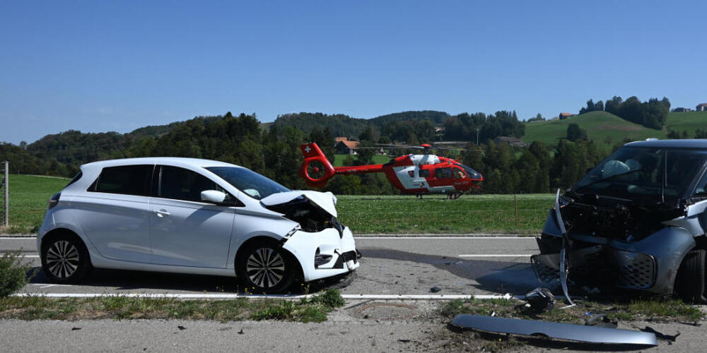 Auto kracht frontal in entgegenkommendes Fahrzeug