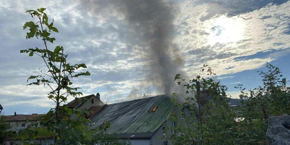 Das in Brand stehende Gebäude in Bulle FR.