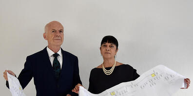 HANDOUT - Die Da-Vinci-Experten Alessandro Vezzosi (l) und Agnese Sabato halten einen Ausdruck mit dem Stammbaum der Nachfahren des Universalgenies Leonardo Da Vincis. Foto: Museo Ideale/dpa - ACHTUNG: Nur zur redaktionellen Verwendung im Zusammen...