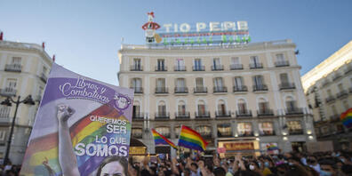 Zahlreiche Menschen schwenken Fahnen und klatschten während einer Kundgebung unter dem Motto «JusticiaParaSamuel» (JustizfürSamuel). Foto: Alberto Ortega/EUROPA PRESS/dpa