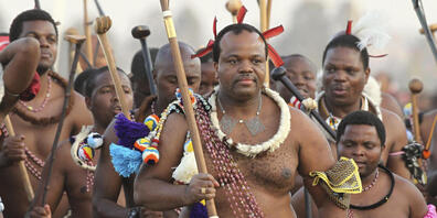 ARCHIV - König Mswati III., König von Eswatini, tanzt bei dem Fest Umhlanga. Afrikas letzte absolute Monarchie wird von Protesten erschüttert. Foto: Themba Hadebe/AP/dpa