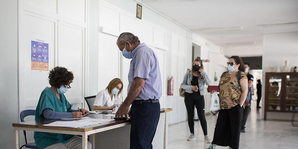 ARCHIV - Ein Einheimischer erhält im Impfzentrum von Milos Informationen für den Impfprozess, um sich mit dem Pfizer-Biontech-Impfstoff gegen das Coronavirus impfen zu lassen. Foto: Socrates Baltagiannis/dpa