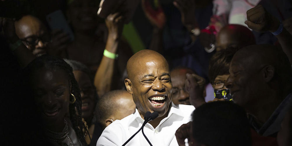 ARCHIV - Eric Adams, Stadtteilpräsident von Brooklyn und demokratischer Kandidat bei der New Yorker Bürgermeistervorwahl, freut sich bei einer Wahlparty mit seinen Anhängern. Foto: Kevin Hagen/AP/dpa