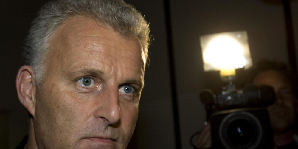 ARCHIV - Der prominente niederländische Kriminalreporter Peter R. de Vries ist nach Angaben der Polizei mitten in Amsterdam bei einem Anschlag schwer verletzt worden. Foto: Peter Dejong/AP/dpa