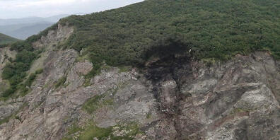 HANDOUT - Dieses vom russischen Ministerium für Notfallsituationen zur Verfügung gestellte Foto zeigt Wrackteile eines abgestürzten Flugzeugs vom Typ Antonow An-26. Nach dem Absturz eines russischen Passagierflugzeugs auf der fernöstlichen Halbins...