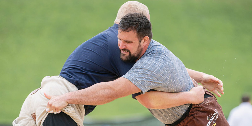 Sandro Schlegel aus Fideris fasst Griff mit dem Zürcher Shane Dändliker.