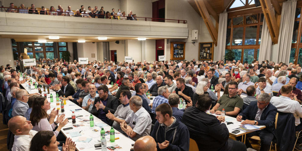 Grossandrang an der Delegiertenversammlung der bernischen SVP in Belp. Masken trugen nur wenige. (KEYSTONE/Alessandro della Valle)