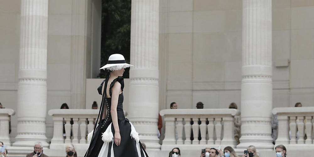 Ein Model geht während der Haute-Couture-Modenschau für die Herbst/Winter 2021/2022 Kollektion aus dem Modehaus Chanel über den Laufsteg. Foto: Lewis Joly/AP/dpa