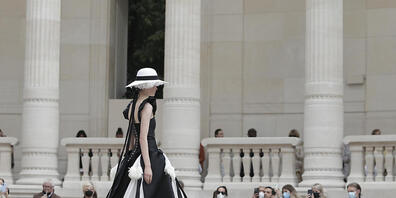 Ein Model geht während der Haute-Couture-Modenschau für die Herbst/Winter 2021/2022 Kollektion aus dem Modehaus Chanel über den Laufsteg. Foto: Lewis Joly/AP/dpa