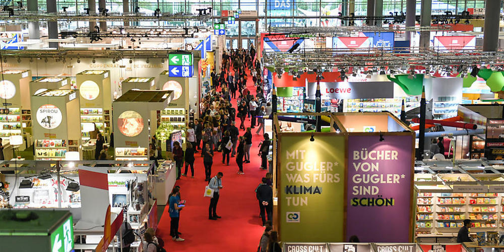 ARCHIV - Blick über eine Ausstellungshalle der Frankfurter Buchmesse. Foto: Jens Kalaene/dpa-Zentralbild/dpa Foto: Jens Kalaene/dpa-Zentralbild/dpa