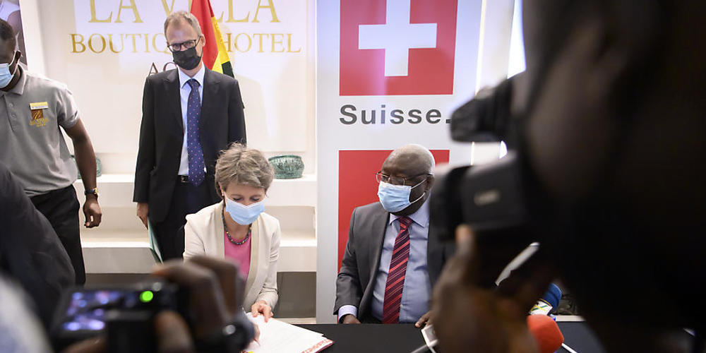 Bundesrätin Simonetta Sommaruga unterzeichnet zusammen mit dem ghanaischen Umweltminister Kwaku Afriyie in Accra ein Papier zur Verminderung von Elektroschrott.