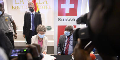 Bundesrätin Simonetta Sommaruga unterzeichnet zusammen mit dem ghanaischen Umweltminister Kwaku Afriyie in Accra ein Papier zur Verminderung von Elektroschrott.