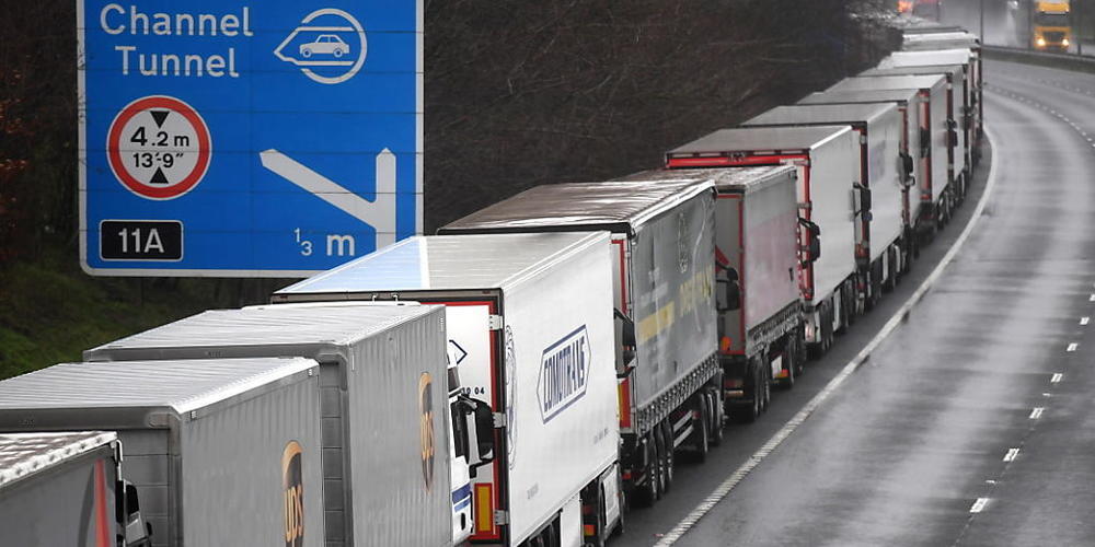 Britische Lastwagenfahrer sind Mangelware, deshalb wird jetzt ihre gesetzlich vorgeschriebene Ruhezeit gekürzt. (Symbolbild)