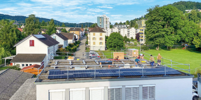 Die Photovoltaik-Anlage auf dem Dach der Birkenstrasse 22 entsteht. Für die Umnutzung der Liegen- schaft ins Jugendkulturzentrum startet das Baubewilligungsverfahren. Und nach den Sommerferien  gehts los mit der Umgestaltung der Parkanlage Birkenstrasse /Widenweg im Bildhintergrund.