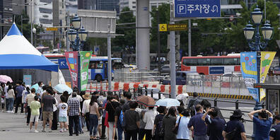 Menschen stehen Schlange vor einem Corona-Testzentrum. Südkorea hat den zweithöchsten Tageswert registrierter Corona-Neuinfektionen seit Beginn der Pandemie verzeichnet. Foto: Lee Jin-Man/AP/dpa Foto: Lee Jin-Man/AP/dpa