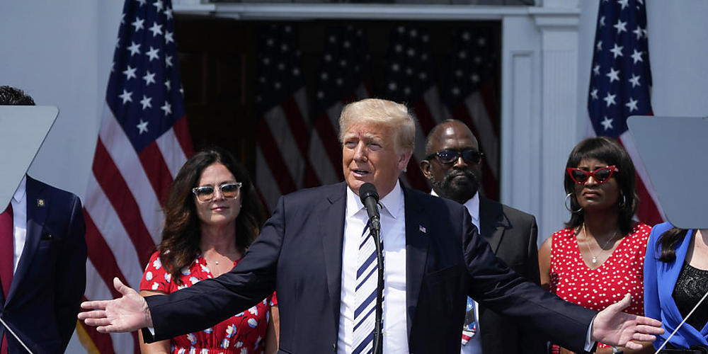 Donald Trump, ehemaliger Präsident der USA,  klagt gegen Twitter, Facebook und Google. Nachdem die Online-Plattformen ihm den Zugang verwehrt haben, wirft er ihnen Verletzung der Redefreiheit vor. Foto: Seth Wenig/AP/dpa Foto: Seth Wenig/AP/dpa